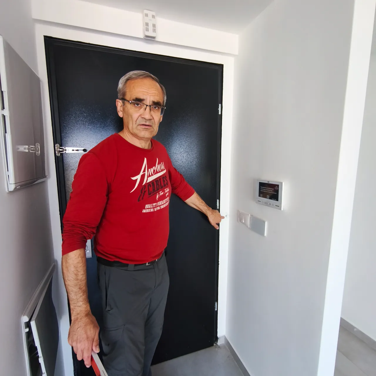 מומחה בדק בית בודק דלת כניסה פלדלת, מנעול ומשקוף בדירה - איתור ליקויי התקנה ובטיחות