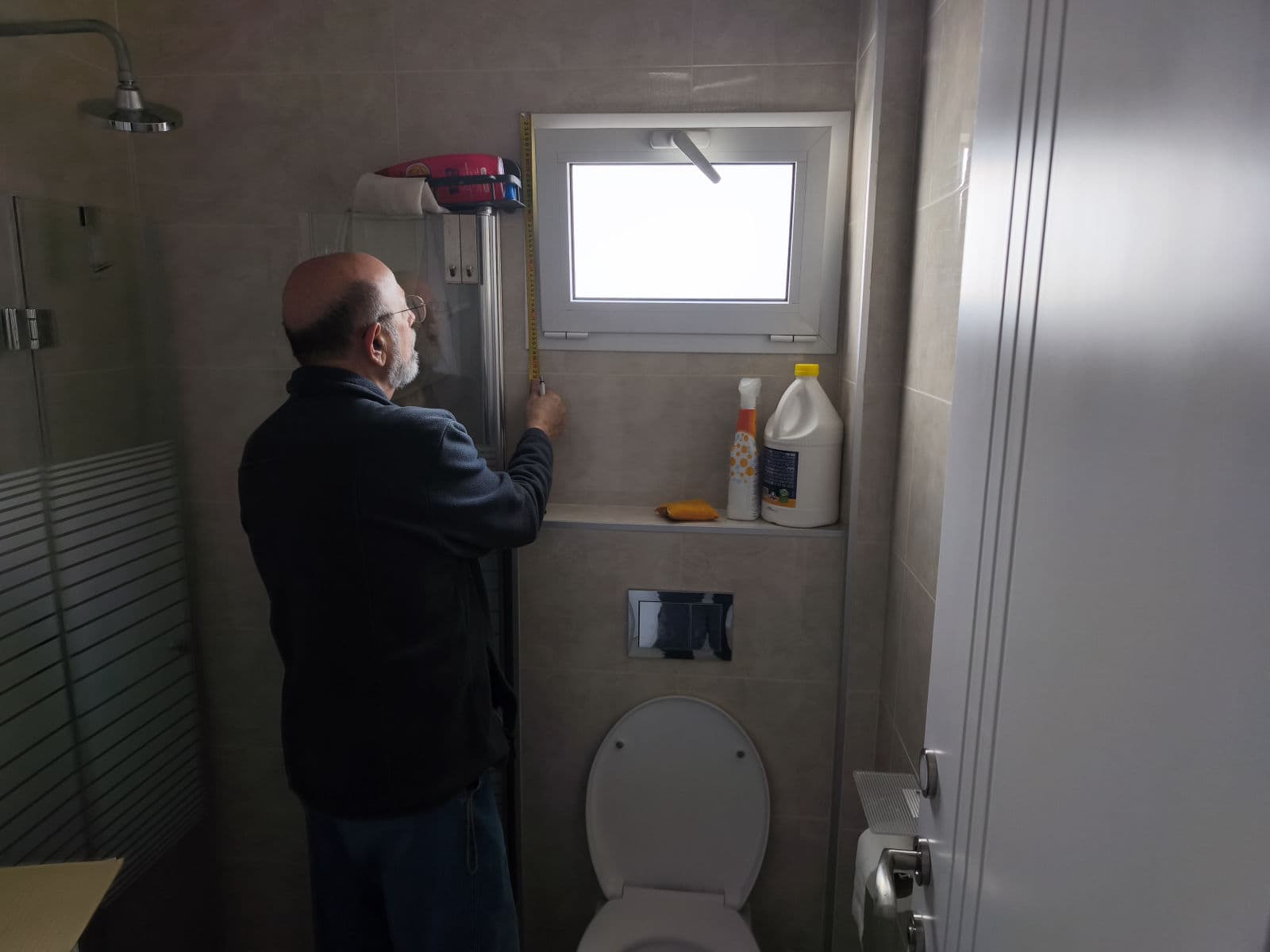 ליקויי עבודות אלומיניום - בדק בית תיעוד בדיקת עבודות אלומיניום בבדק בית - בדיקת חלונות, מסילות, איטום סיליקון ומידות פתחי אלומיניום