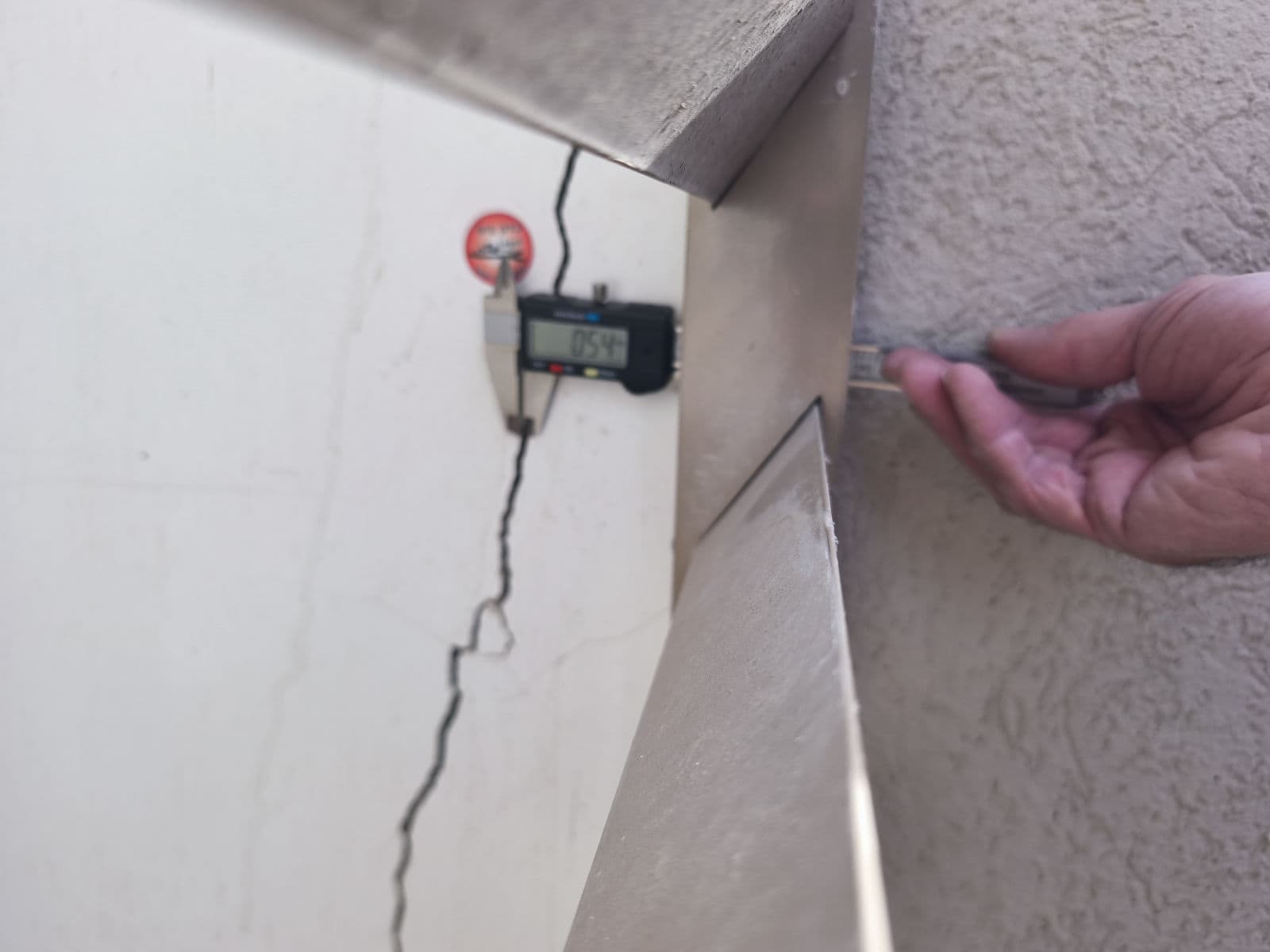 ליקויי איטום - בדק בית תיעוד בדיקת איטום בבדק בית - איתור ליקויי איטום ורטיבות בגג, במרפסת ובקירות חיצוניים בעזרת מצלמה תרמית ומדידות שיפוע