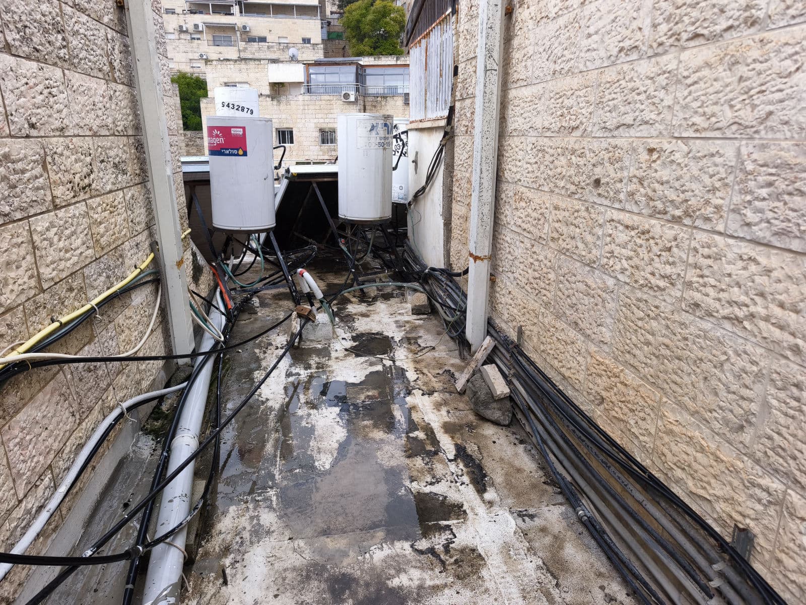 ליקויי איטום - בדק בית תיעוד בדיקת איטום בבדק בית - איתור ליקויי איטום ורטיבות בגג, במרפסת ובקירות חיצוניים בעזרת מצלמה תרמית ומדידות שיפוע