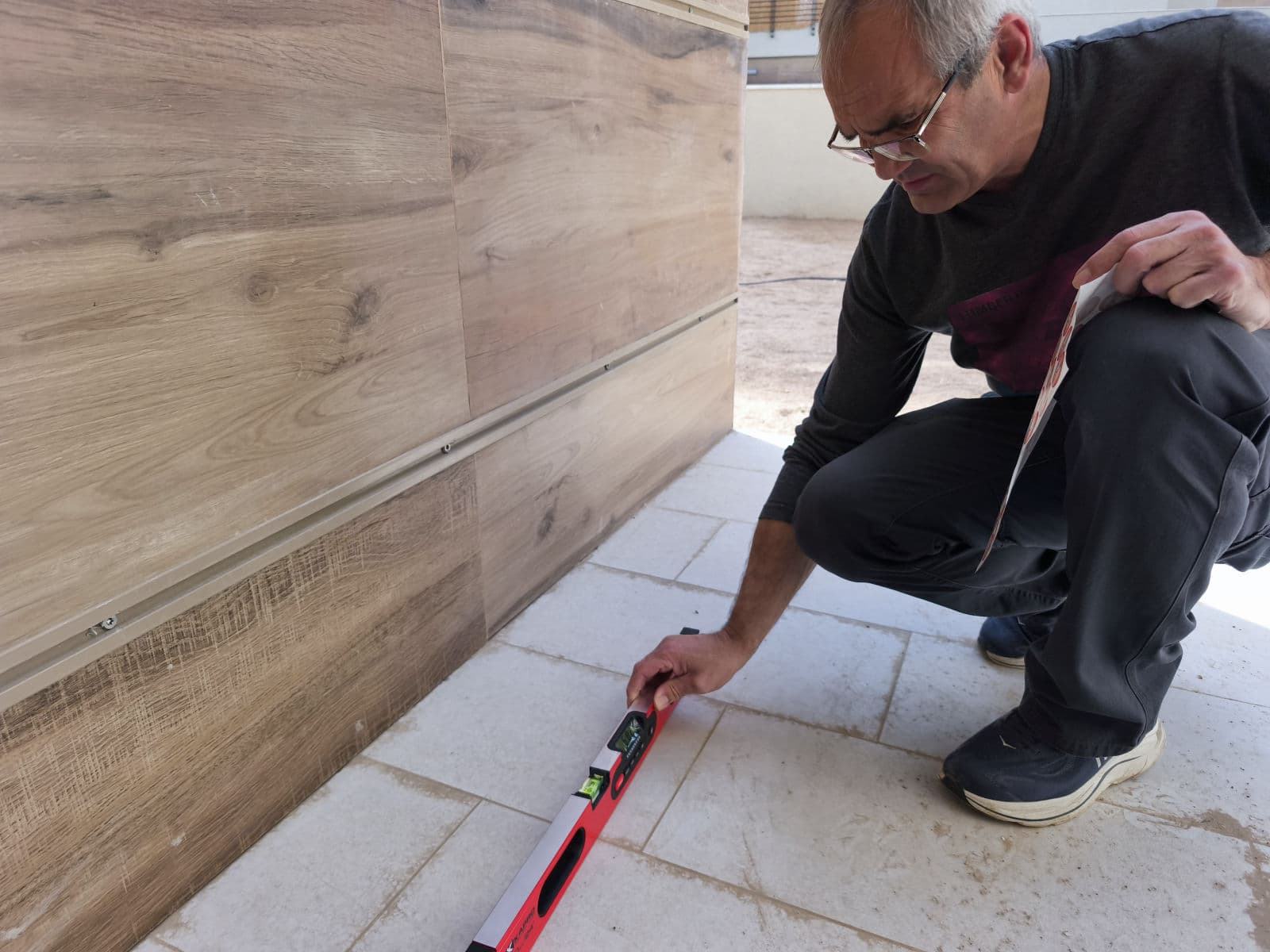 ליקויי ריצוף - בדק בית תיעוד בדיקת ריצוף בבדק בית - בדיקת מישוריות, פוגות, חלל מתחת לאריח ומפלסים בעזרת פלס ולייזר