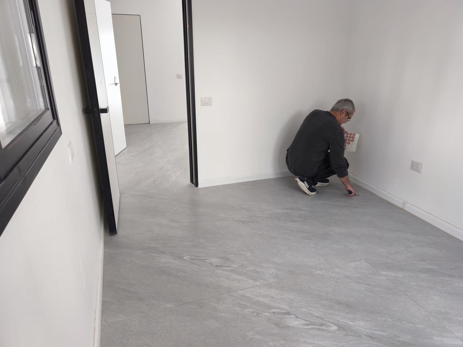 ליקויי ריצוף - בדק בית תיעוד בדיקת ריצוף בבדק בית - בדיקת מישוריות, פוגות, חלל מתחת לאריח ומפלסים בעזרת פלס ולייזר