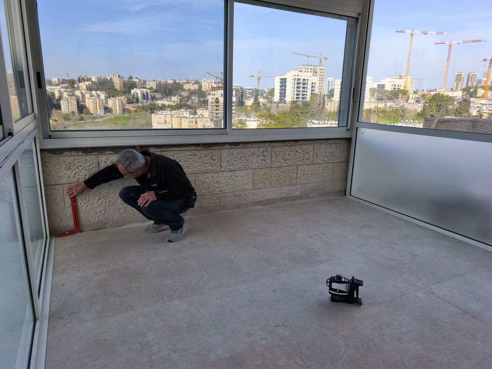 ליקויי ריצוף - בדק בית תיעוד בדיקת ריצוף בבדק בית - בדיקת מישוריות, פוגות, חלל מתחת לאריח ומפלסים בעזרת פלס ולייזר
