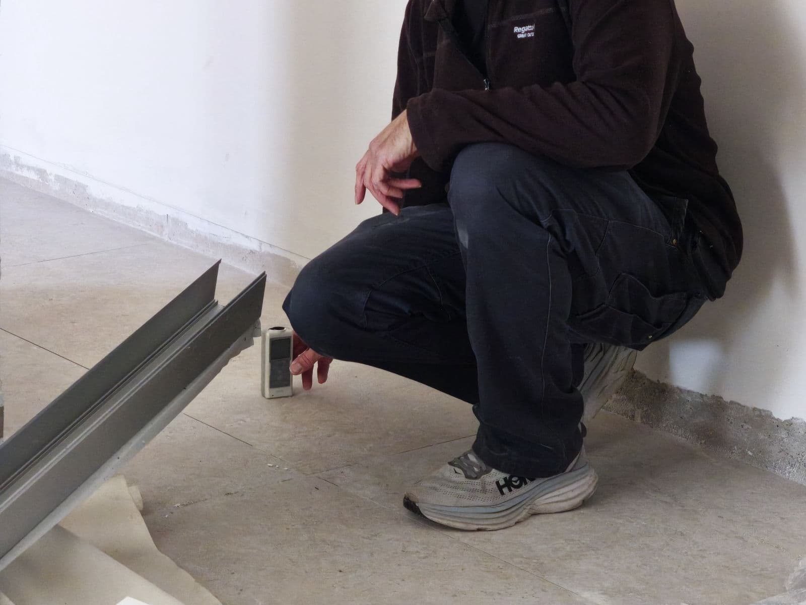 ליקויי ריצוף - בדק בית תיעוד בדיקת ריצוף בבדק בית - בדיקת מישוריות, פוגות, חלל מתחת לאריח ומפלסים בעזרת פלס ולייזר