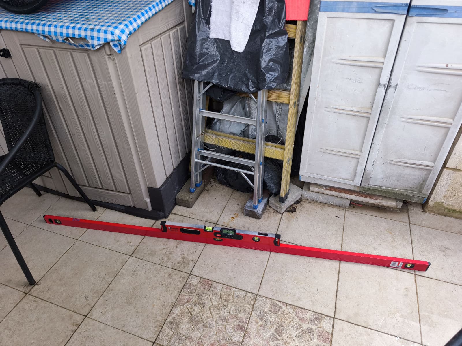 ליקויי ריצוף - בדק בית תיעוד בדיקת ריצוף בבדק בית - בדיקת מישוריות, פוגות, חלל מתחת לאריח ומפלסים בעזרת פלס ולייזר