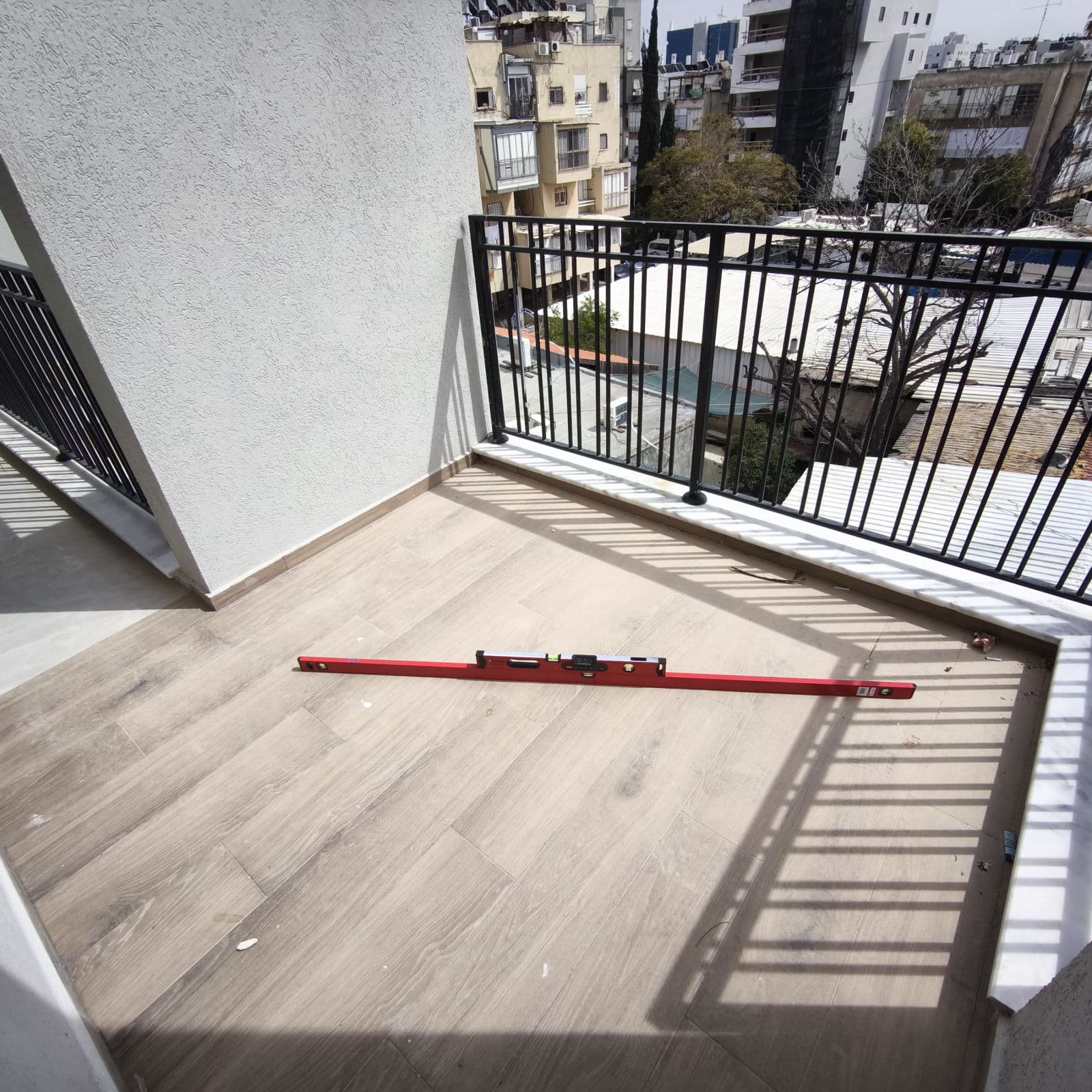 ליקויי ריצוף - בדק בית תיעוד בדיקת ריצוף בבדק בית - בדיקת מישוריות, פוגות, חלל מתחת לאריח ומפלסים בעזרת פלס ולייזר