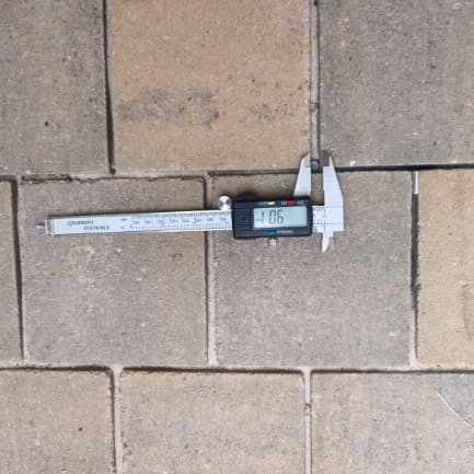 ליקויי ריצוף - בדק בית תיעוד בדיקת ריצוף בבדק בית - בדיקת מישוריות, פוגות, חלל מתחת לאריח ומפלסים בעזרת פלס ולייזר