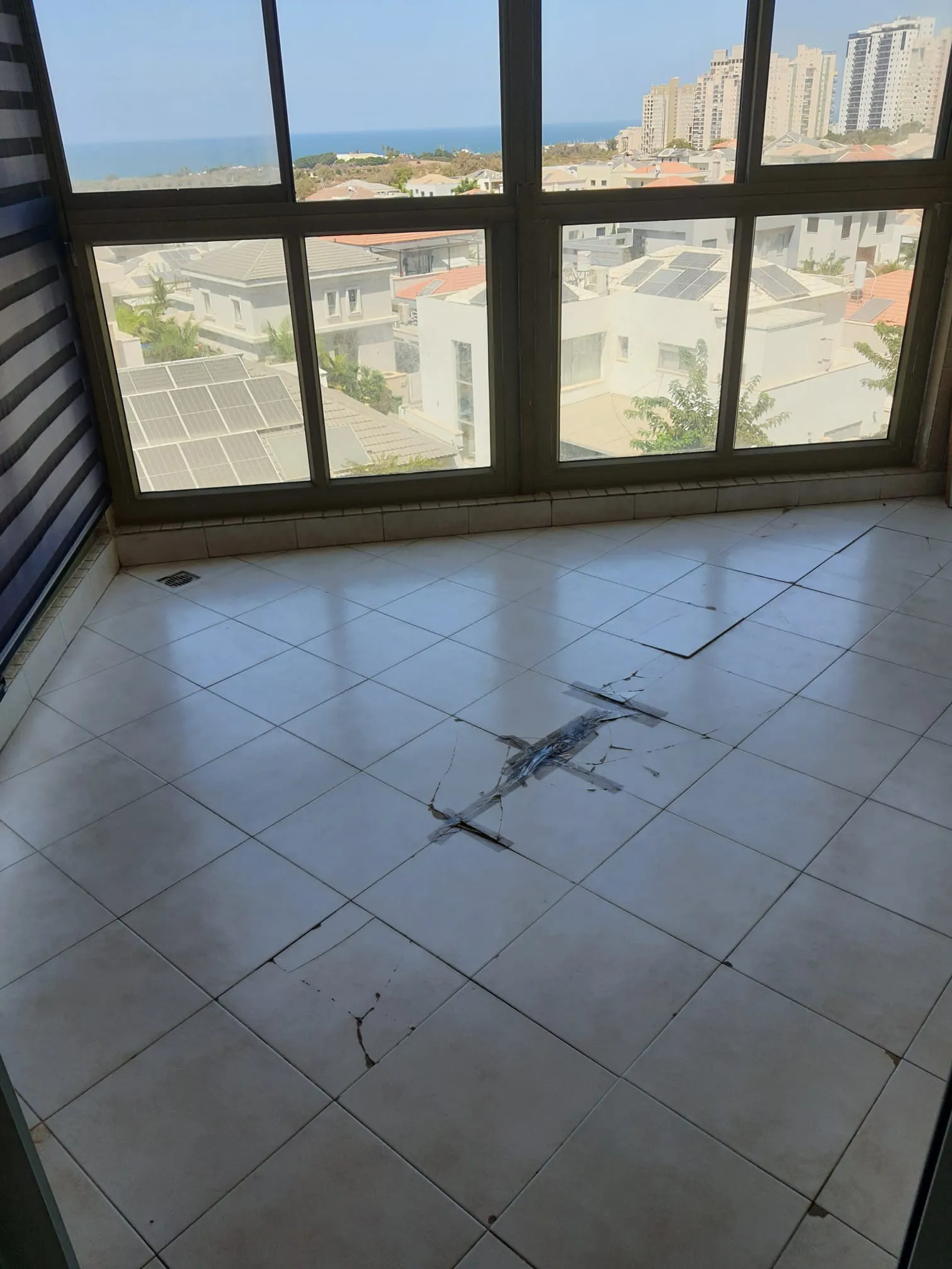 גיבנת בריצוף - התרוממות וסדיקת אריחים תופעת גיבנת בריצוף - אריחים שהתרוממו, נסדקו והתפוצצו בקו לאורך הרצפה עקב כשל בהדבקה ובמישקים - ליקוי חמור שאותר בבדק בית