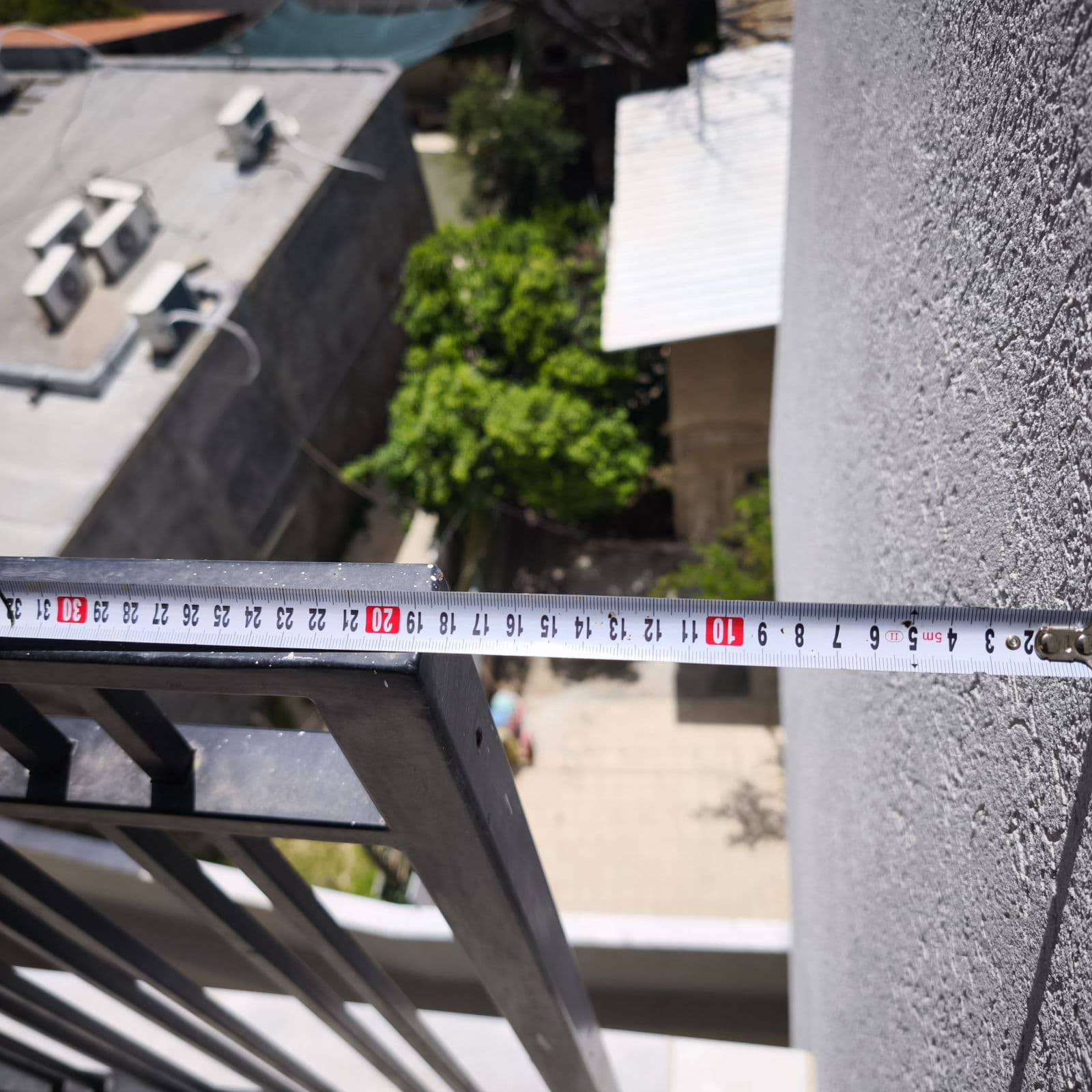 ליקויי מעקות ובטיחות - בדק בית תיעוד בדיקת מעקות ובטיחות בבדק בית - בדיקת חוזק, גובה ומרווחי מעקות במרפסות ובמדרגות לפי התקן