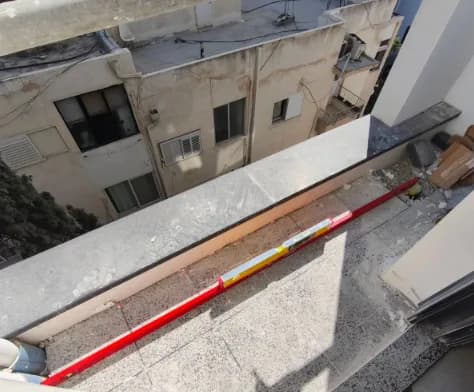 מדידת שיפוע במרפסת בפלס מדידת שיפוע ריצוף המרפסת בפלס ארוך לאורך מעקה הבטון - בדיקת ניקוז ומים עומדים בבדק בית