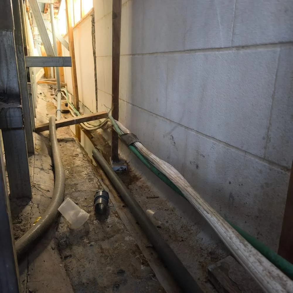 נזילה פעילה בחדר שירות מתחת לבריכה נזילה פעילה וכתמי רטיבות לאורך צנרת בחדר שירות שמתחת לבריכת הגג - חדירת מים אל שלד הבניין שתועדה בבדק בית