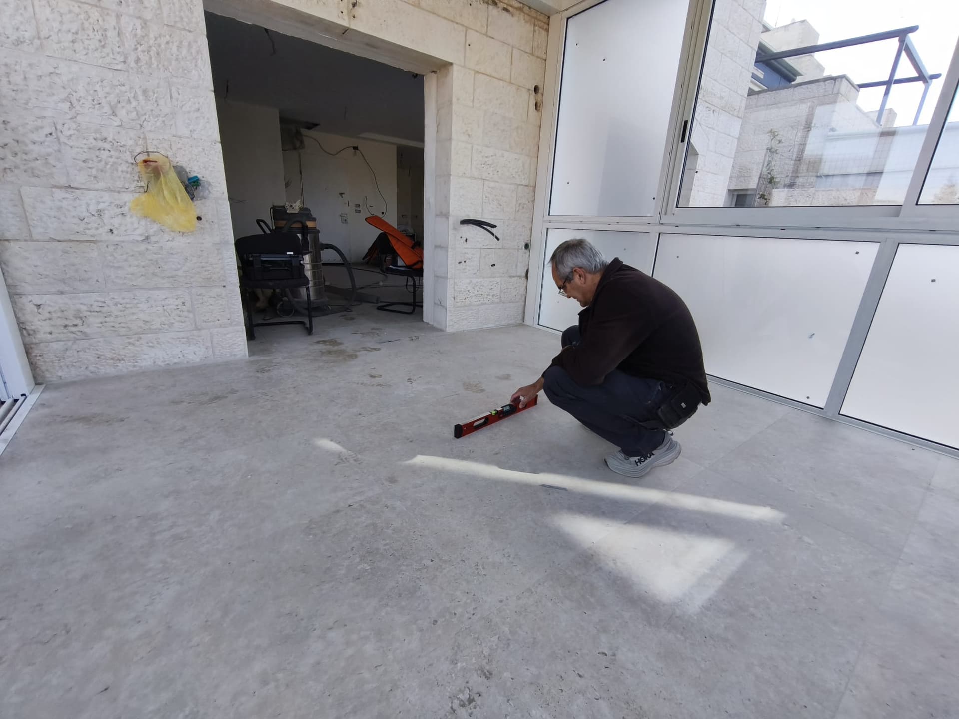 ליקויי ריצוף חוץ - בדק בית בדיקת ריצוף חוץ ואבן משתלבת - שקיעות, שיפוע ומישקים - איתור ליקויים בבדק בית