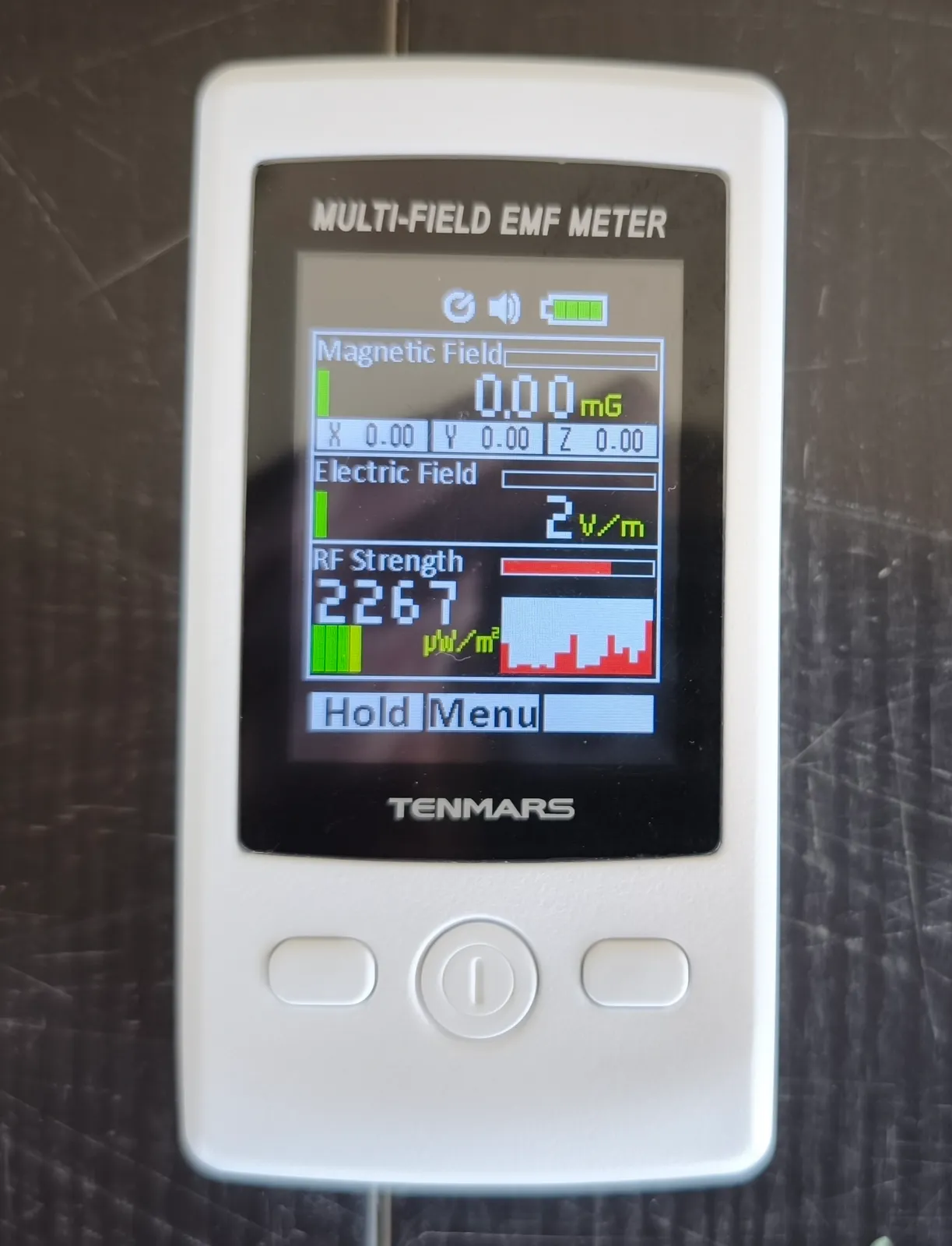 מד קרינה אלקטרומגנטית (EMF) - בדיקת קרינה בדירה ציוד בדק בית - מד קרינה אלקטרומגנטית Tenmars Multi-Field EMF למדידת שדה מגנטי, שדה חשמלי וקרינת רדיו (RF) בדירה לאיתור חריגות קרינה