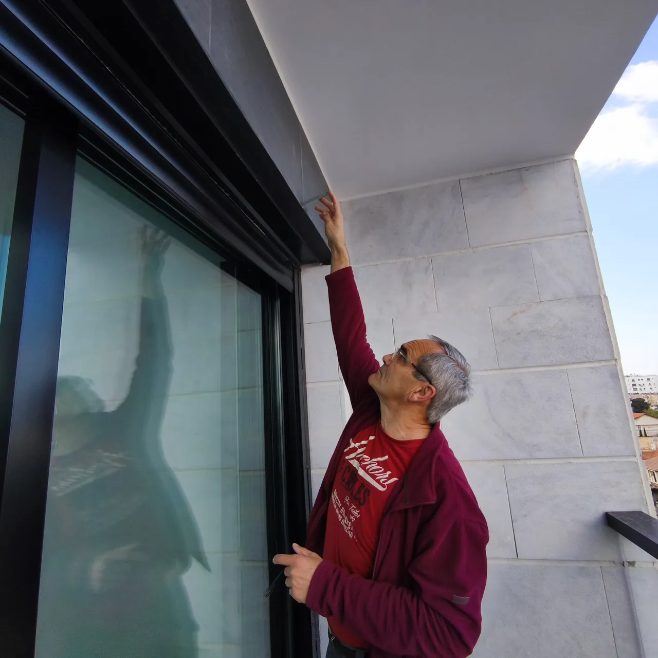 מומחה בדק בית בודק חלון ודלת אלומיניום ואיטום בתקרת מרפסת בדירה חדשה - איתור ליקויי בנייה לפני מסירה מקבלן