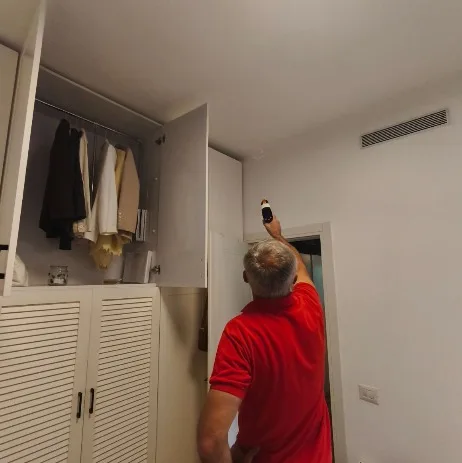 בדיקת גשר תרמי בחיבור שבין קיר החוץ לתקרה בדירה, במקום שבו נקטעת שכבת הבידוד ונוטה להופיע עובש