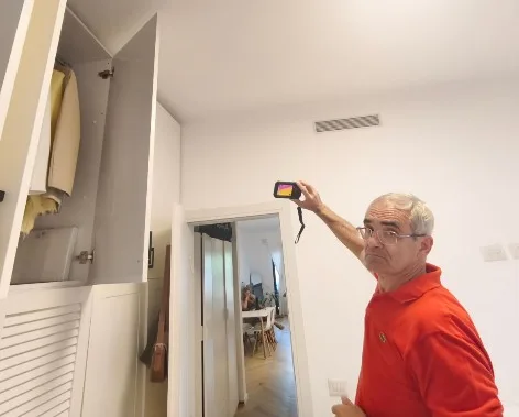 מומחה בדק בית סורק במצלמה תרמית את המפגש שבין הקיר לתקרה לאיתור גשר תרמי וחוסר בידוד בדירה