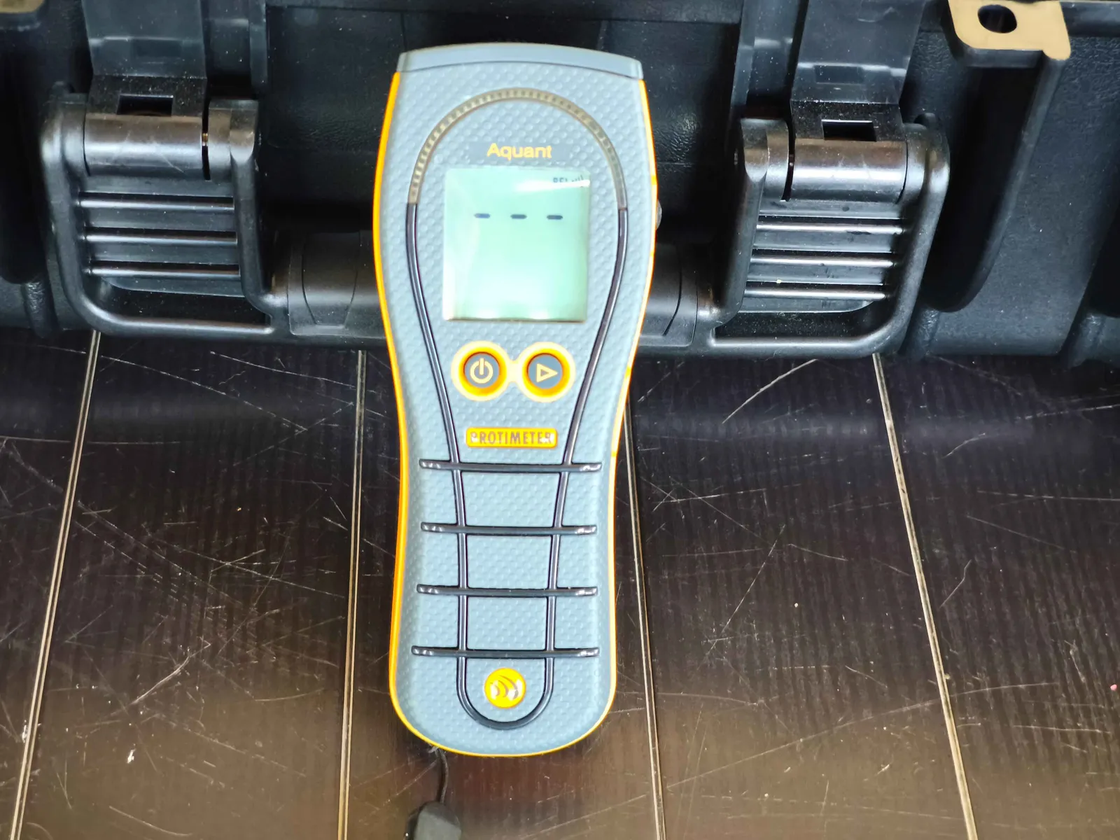 מד לחות Protimeter לא פולשני לאיתור רטיבות נסתרת בקירות, רצפות ותקרות בבדק בית